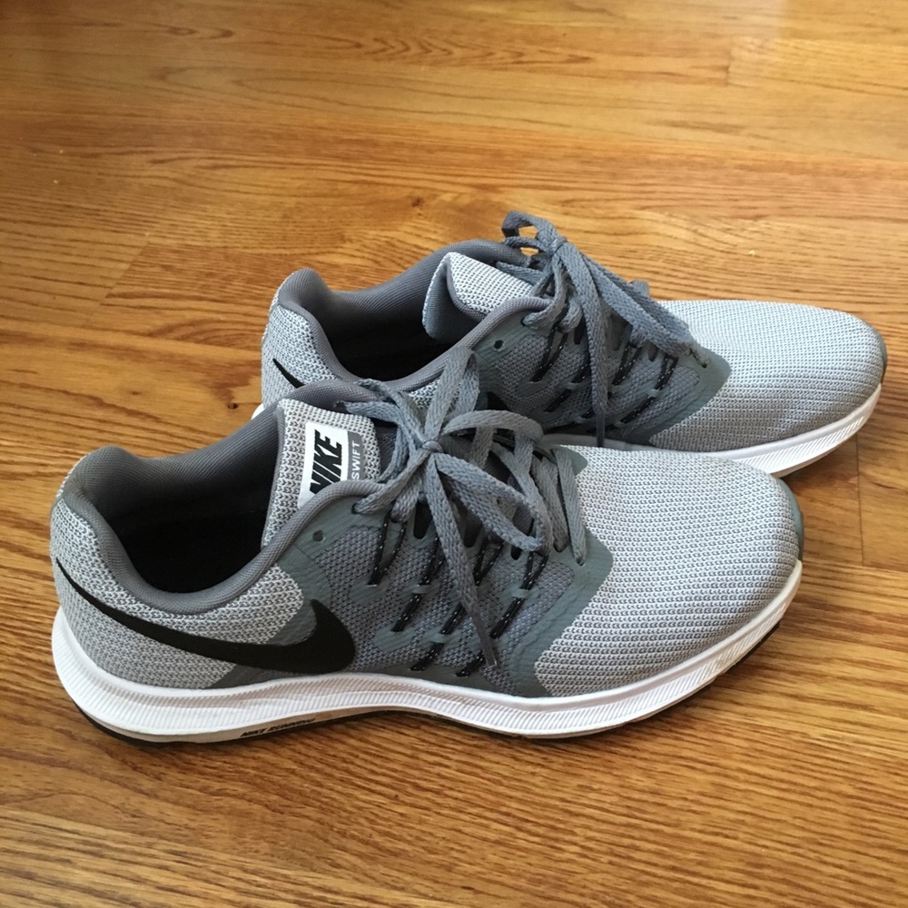 Nike Run Swift Sneakers Size 8.5 Womens